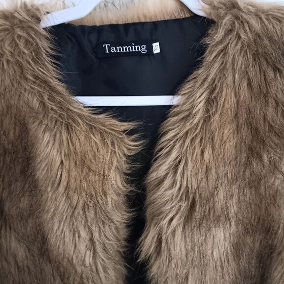 TANMING Faux Fur Vest XS Pockets Hook & Loop Fasteners Waist Length - Picture 2 of 10